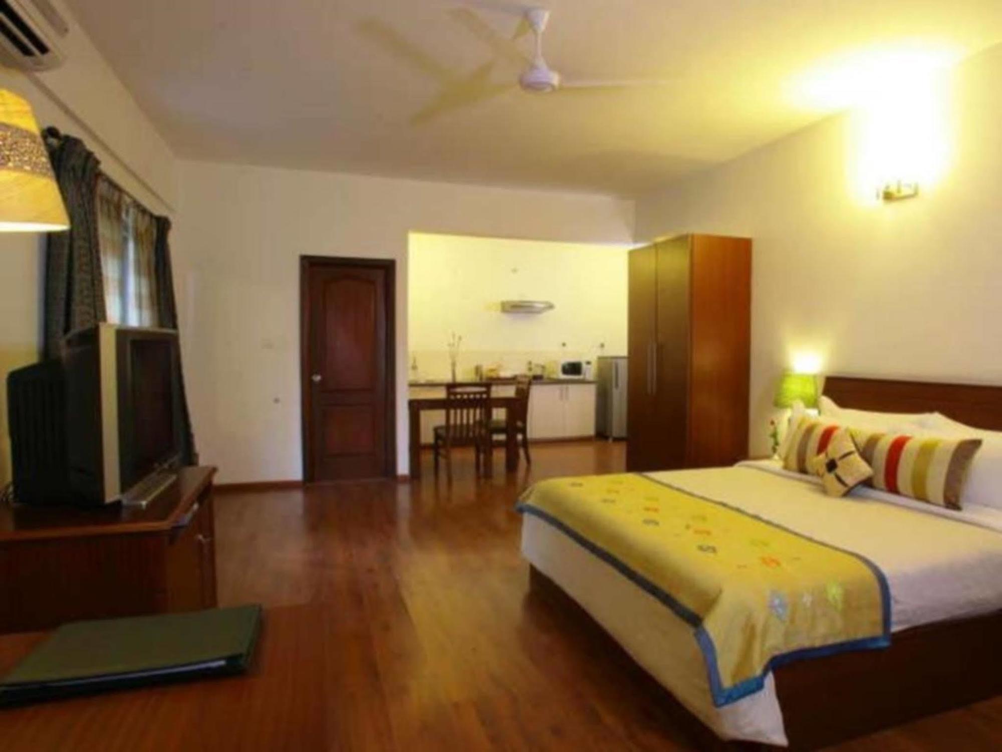 juSTa Off MG Road Hotel Bangalore Exterior foto